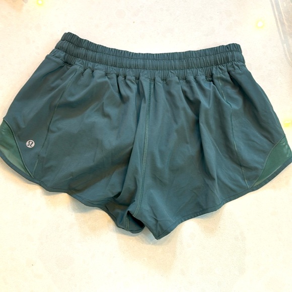Lululemon hotty hot 2.5 short - Picture 2 of 4